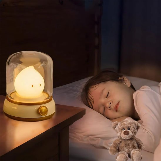 Veilleuse bébé sur table petit garçon dort