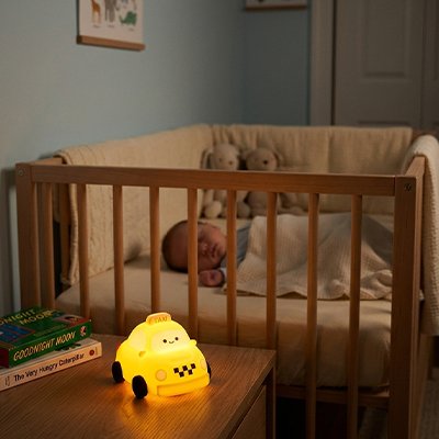 Veilleuse bebe voiture bébé dort paisiblement